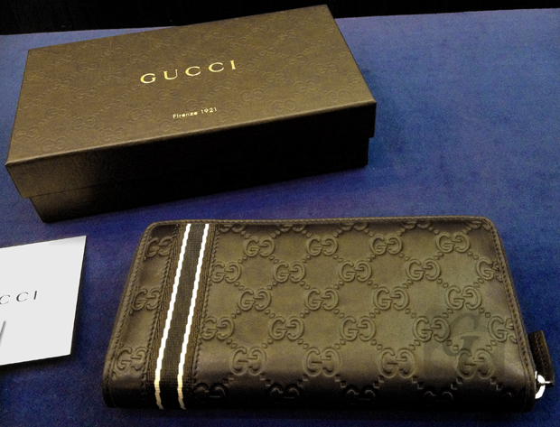 【GUCCI】グッチシマ ラウンドファスナー ウェビングライン長財布はリーズナブルで男性向けプレゼントに最適なモデル