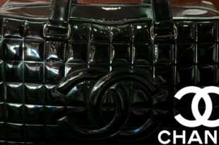 【CHANEL】シャネル チョコバー エナメルバッグは 高額なバッグの中で リーズナブルで機能的な入門バッグとして最適なモデル